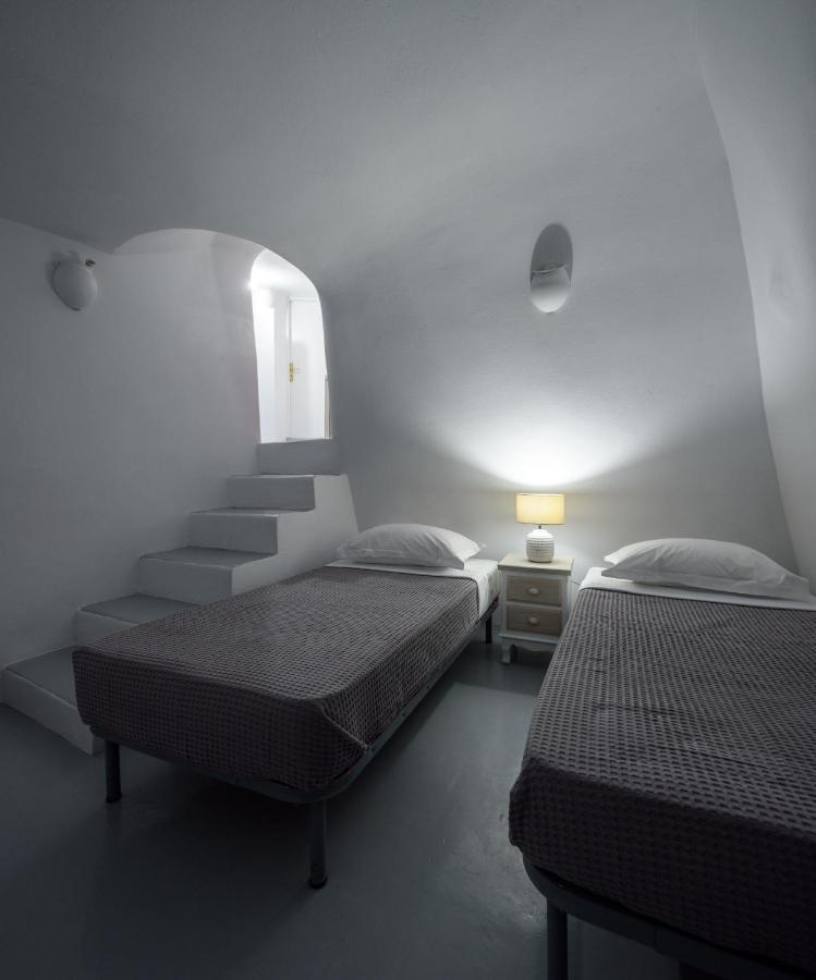 Cave Agapi * Oia (Santorini)